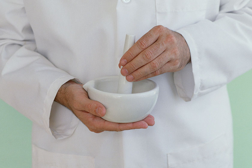 dłonie trzymają moździerz